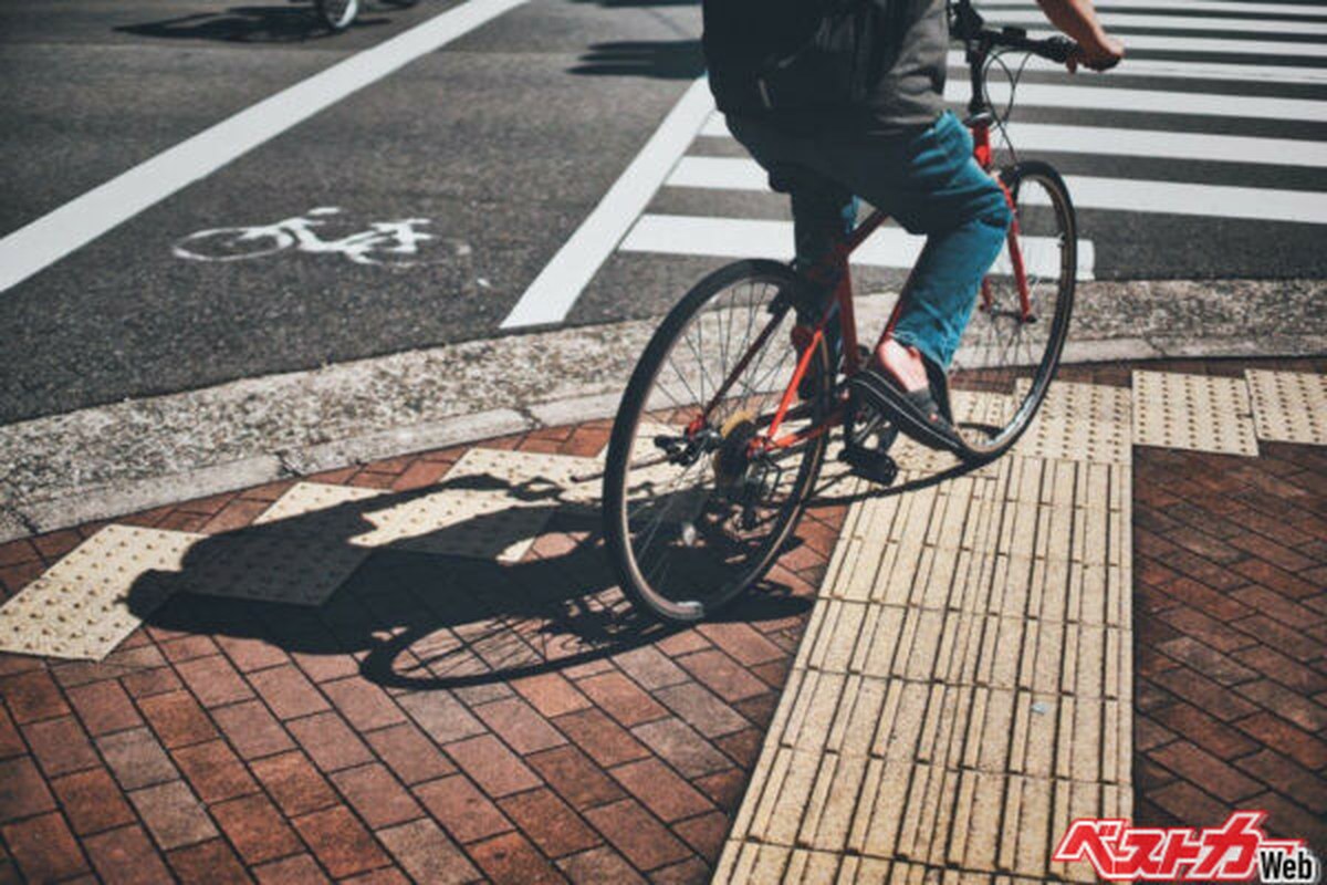 自転車は軽車両である。自転車から降りて押している状態（歩行者扱い）でなければ、横断歩道であっても自動車やバイクは止まる必要は本来ない（xiaosan＠Adobe Stock）