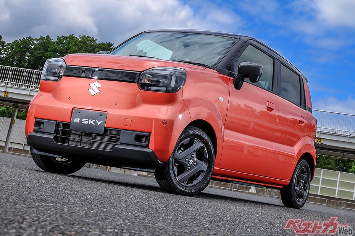 「SKY」などという爽やかな車名が商標登録されず、まだ残っていたとは驚き。青空が似合うクルマだ