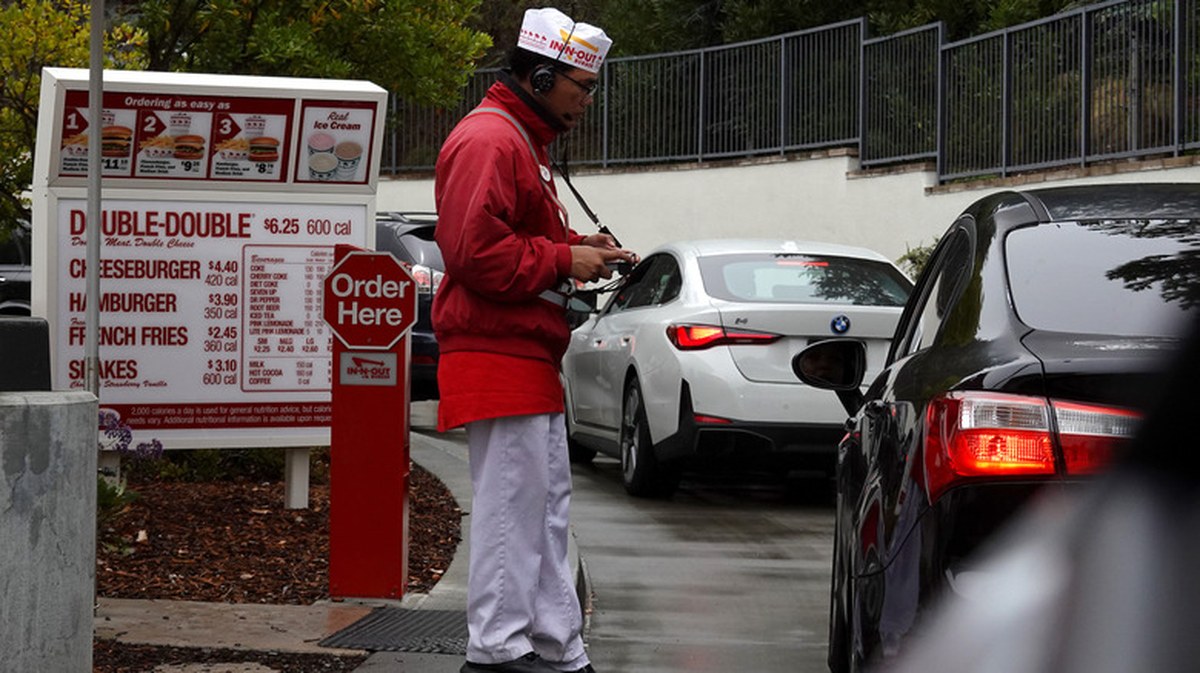 How California's In-N-Out Burger Paved The Way For Modern Drive-Thrus