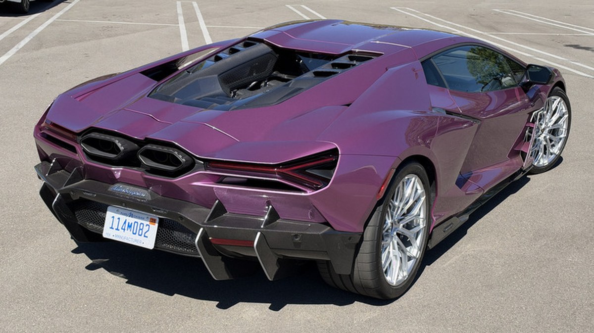 The Optional Carbon Fiber On This Lamborghini Revuelto Costs More Than The Average New Car