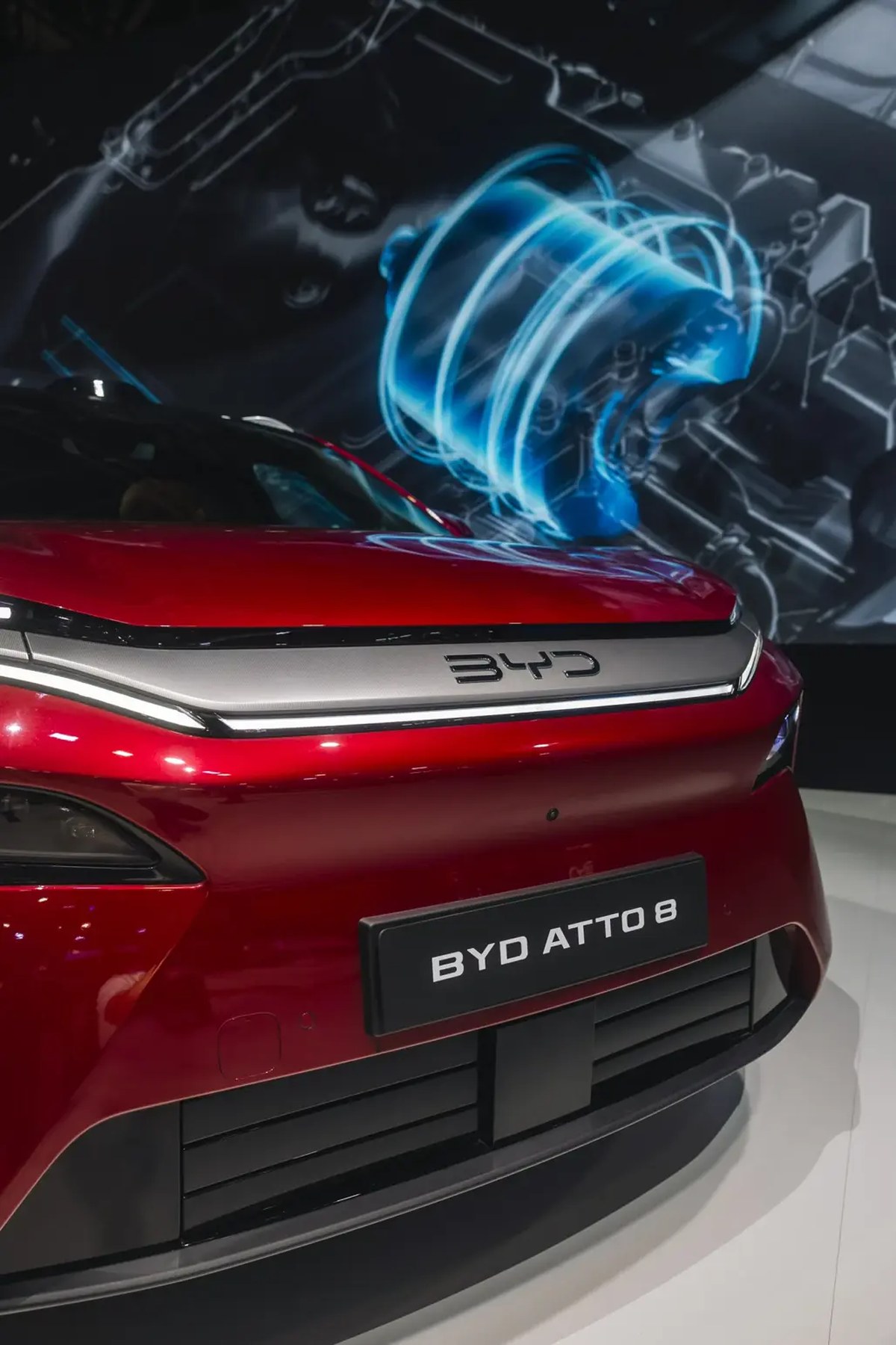 BYD Atto 8: Yedi koltuklu büyük elektrikli SUV, 9 dakikada şarj vaadiyle Avrupa'ya geliyor