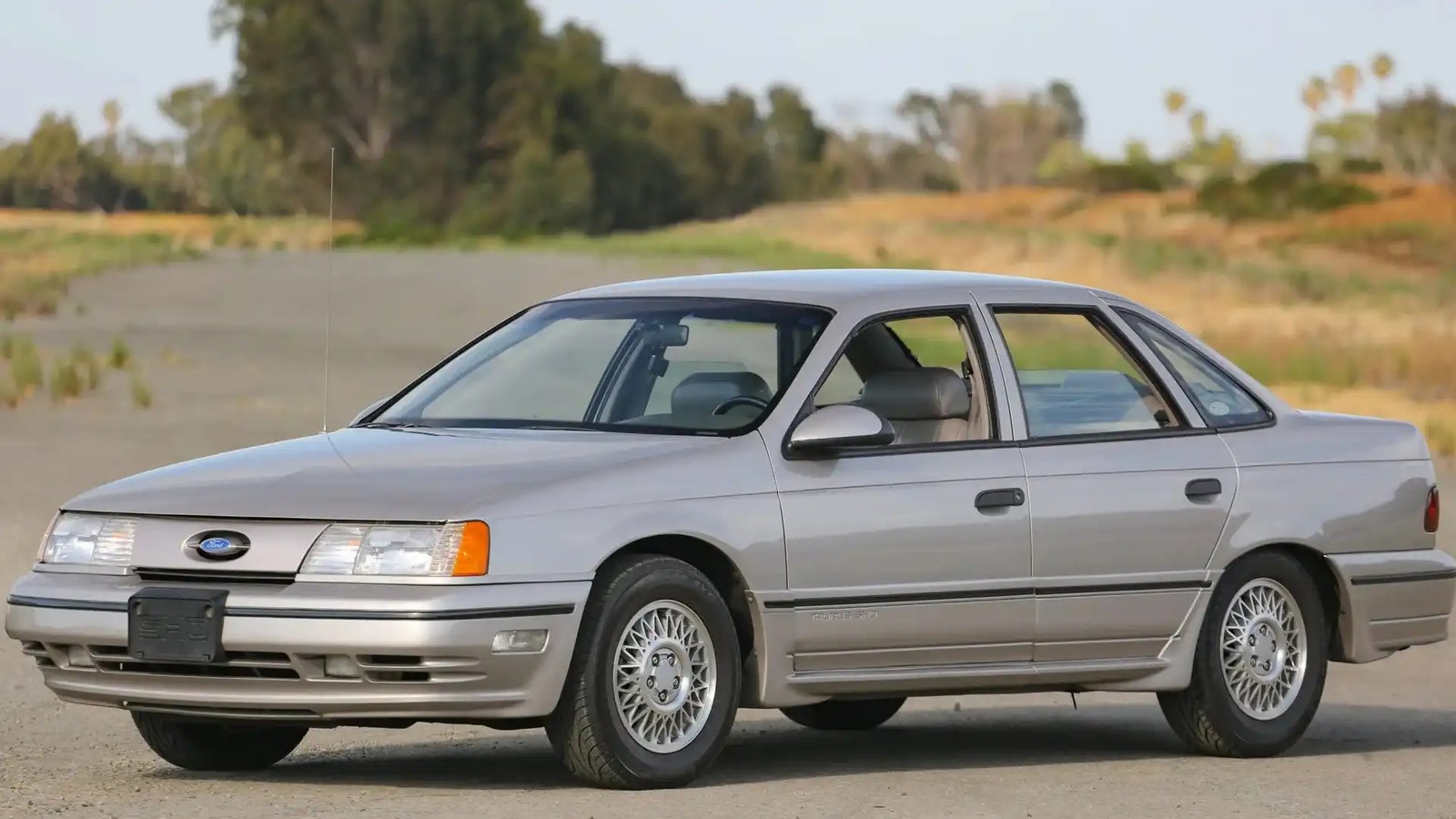 1989 Ford Taurus SHO Gümüş Ön Açılı Görünüm