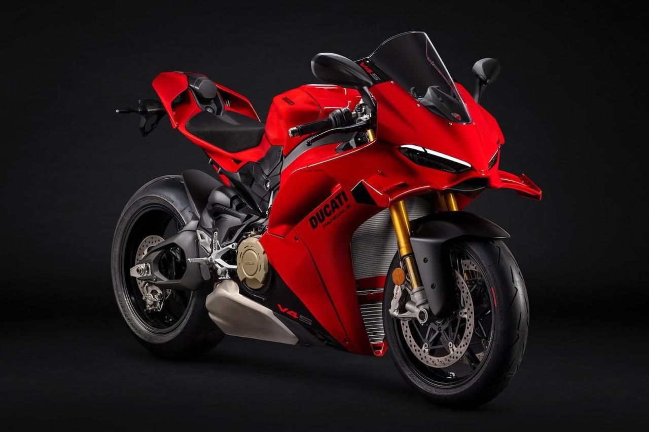 DUCATIPANIGALE V4/V4 S 2027 model toplam deplasman: 1103cc motor tipi: su soğutmalı 4 zamanlı DOHC 2 valfli V4 silindir koltuk yüksekliği: 850mm araç ağırlığı: 191/187kg fiyat: 365 milyon yen / 453 milyon yen satış tarihi belirsiz