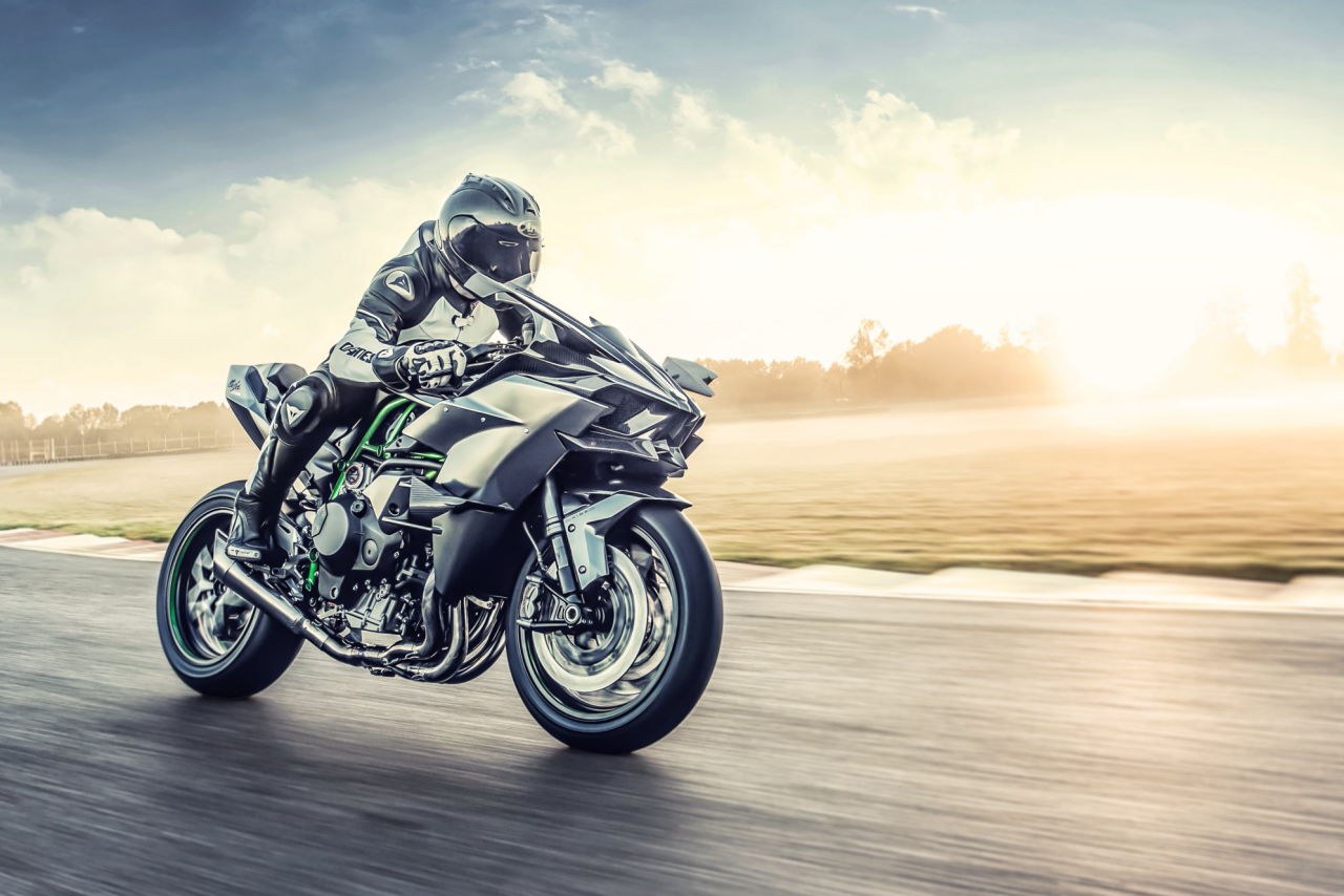 画像: KAWASAKI NINJA H2R 2027年モデル（欧州仕様） 総排気量：998cc エンジン形式：水冷4ストDOHC4バルブ並列4気筒 シート高：830mm 車両重量：216kg 参考価格：5万8000ユーロ（イタリアの場合）