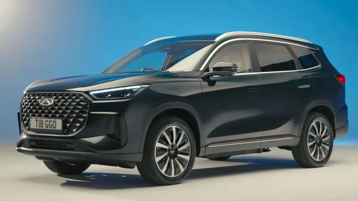 Chery Tiggo 8 SUV front three-quarter image