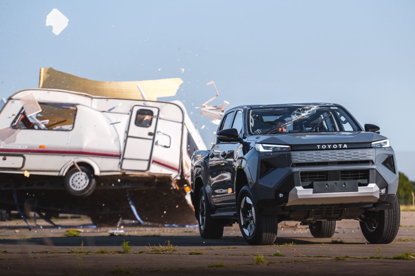 Toyota, yeni elektrikli Hilux'un dayanıklılığını kanıtlamak için karavanı aracın üzerine düşürdü
