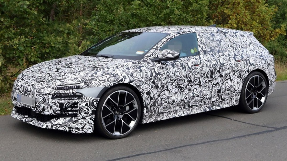 A camouflaged prototype of the rumored Audi S6 Avant E-Tron Performance