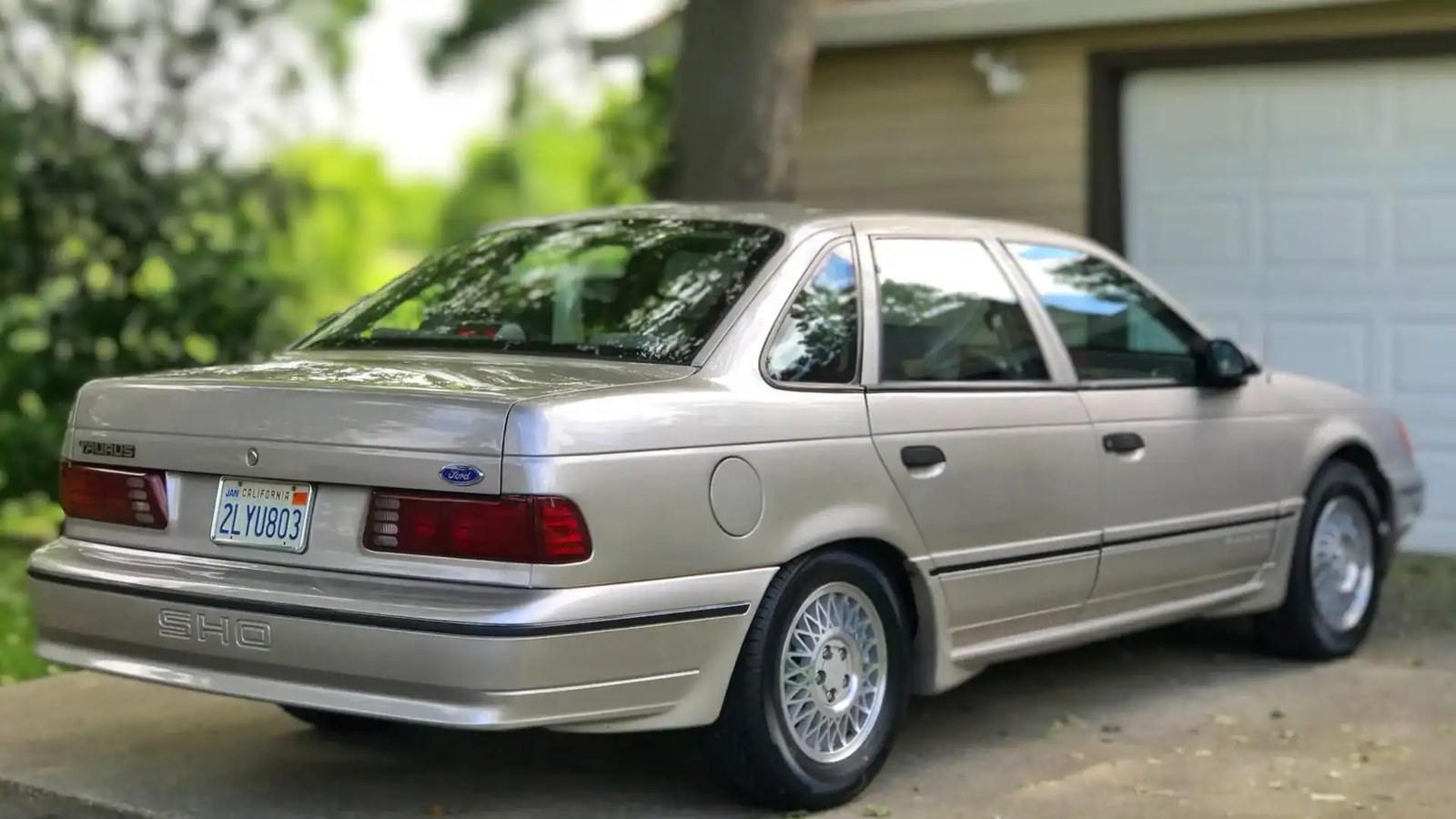 1989 Ford Taurus SHO Gümüş Arka Açılı Görünüm