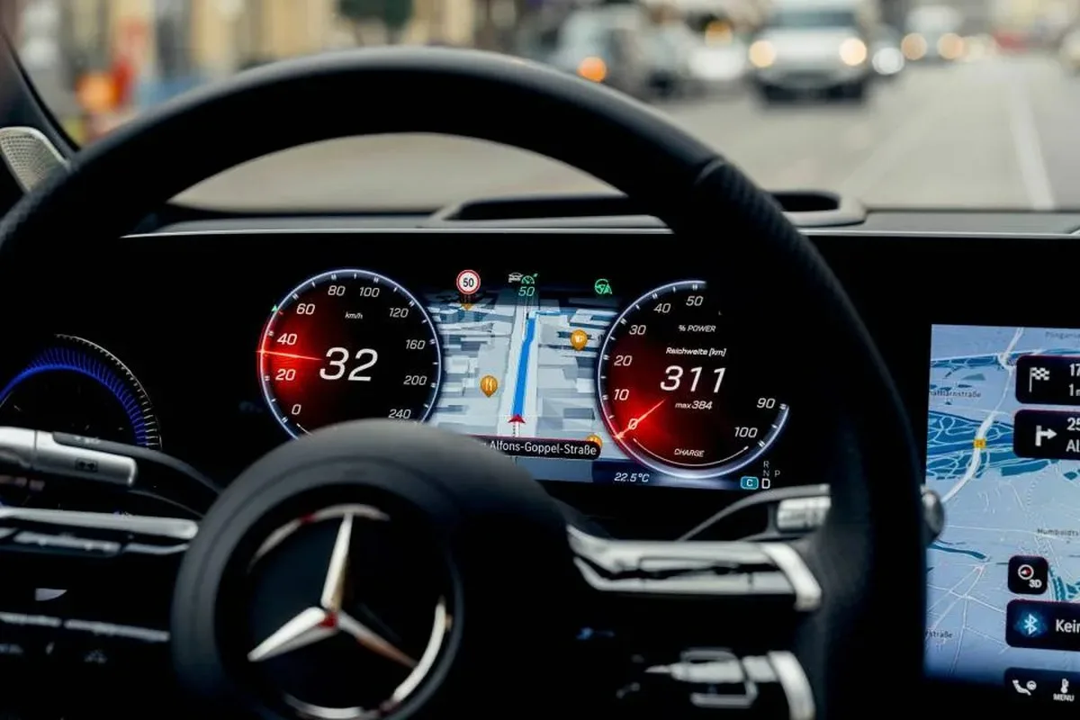 Assistance display and steering wheel