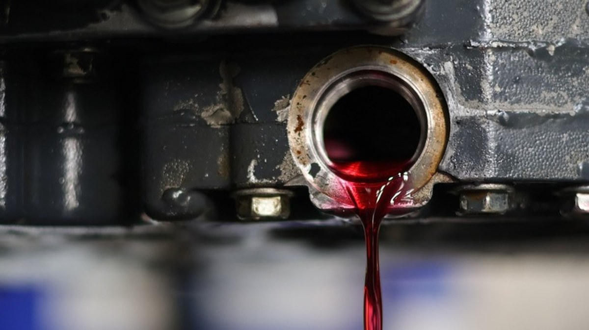 The Differences Between Transmission And Hydraulic Fluid (And Why They Matter)