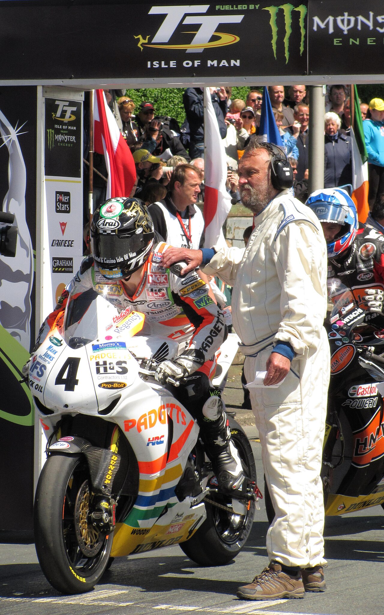 Hutchinson before his record-breaking fifth victory in the 2010 Senior TT with starting official Paul Kermode