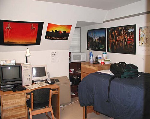 An American college dormitory room in 2002
