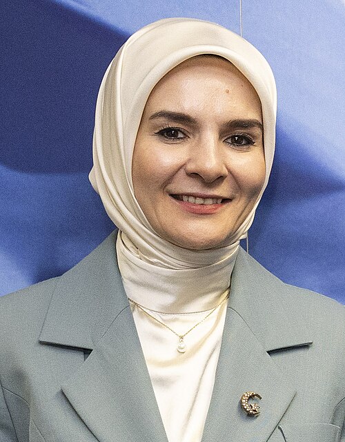 Mahinur Özdemir and Hadja Lahbib (from left to right) (cropped)