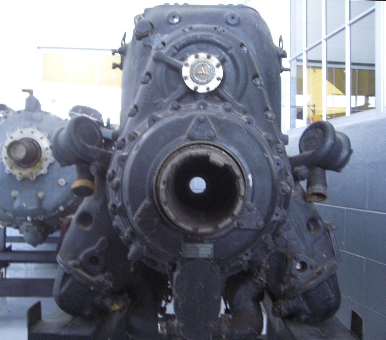 Firing channel on a Daimler-Benz DB 605 for an engine gun.