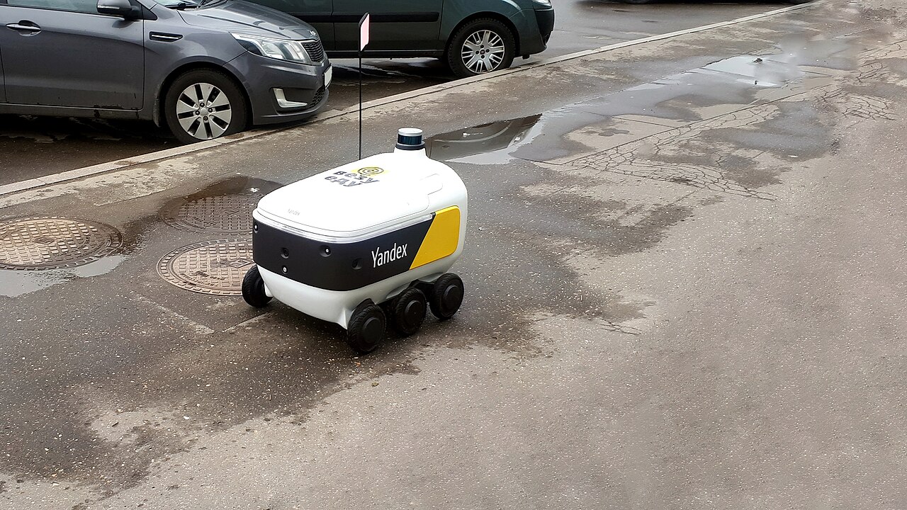 Kaldırımda bir teslimat robotu