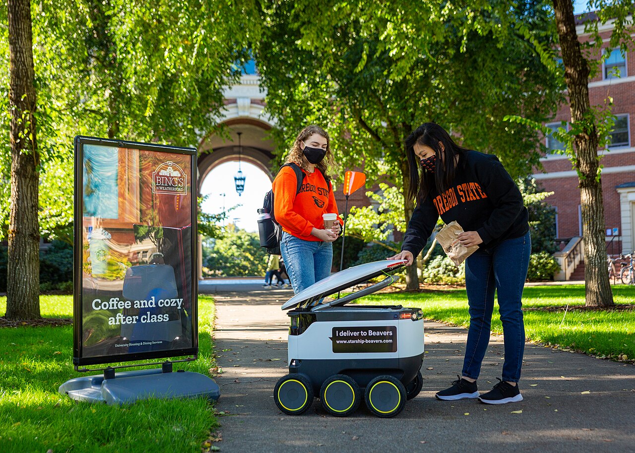 Starship tarafından Oregon Eyalet Üniversitesi'ndeki öğrencilere yiyecek dağıtan bir Kaldırım robotu